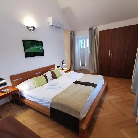 Villa Est Diocletian On Solta - Luxurious Villa, Beachfront, Private Pool, Outdoor Bbq, Large Terrace And Garden, Free Parking - Wonderful Privacy