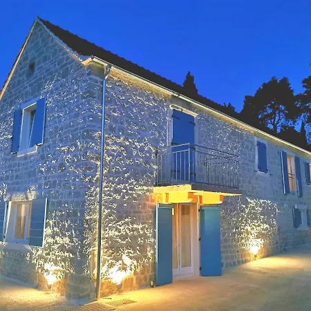 Est Diocletian On Solta - Luxurious Villa, Beachfront, Private Pool, Outdoor Bbq, Large Terrace And Garden, Free Parking - Wonderful Privacy Villa