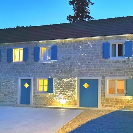 Est Diocletian On Solta - Luxurious Villa, Beachfront, Private Pool, Outdoor Bbq, Large Terrace And Garden, Free Parking - Wonderful Privacy Villa